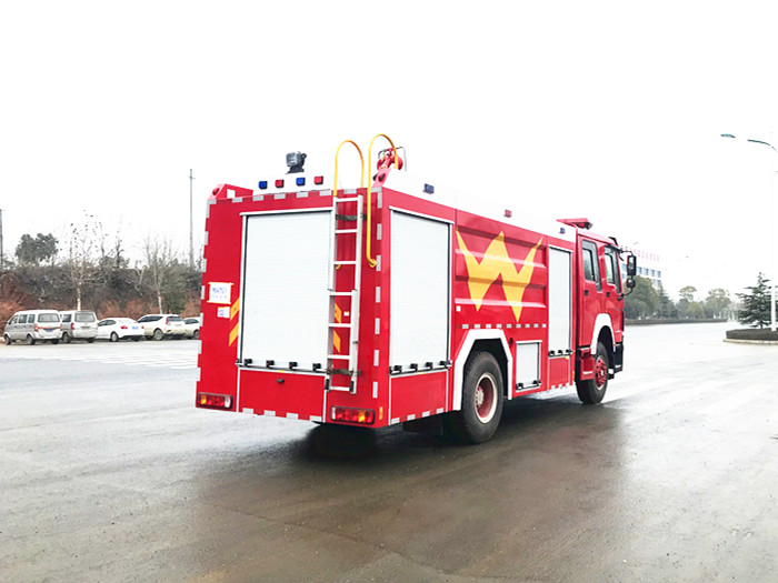 8噸豪沃單橋水罐消防車(chē)