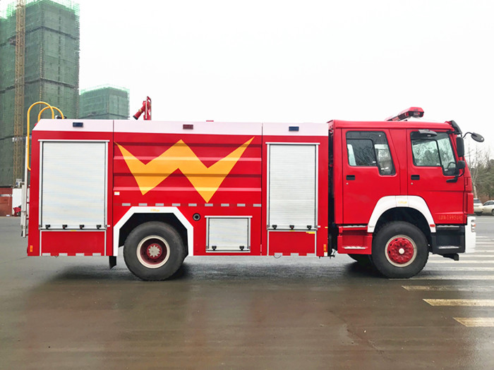 8噸豪沃單橋水罐消防車(chē)