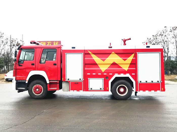 8噸豪沃單橋水罐消防車(chē)