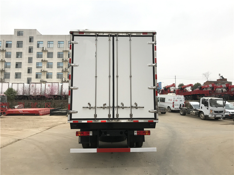 解放J6L國(guó)六7.5米冷藏車(chē)